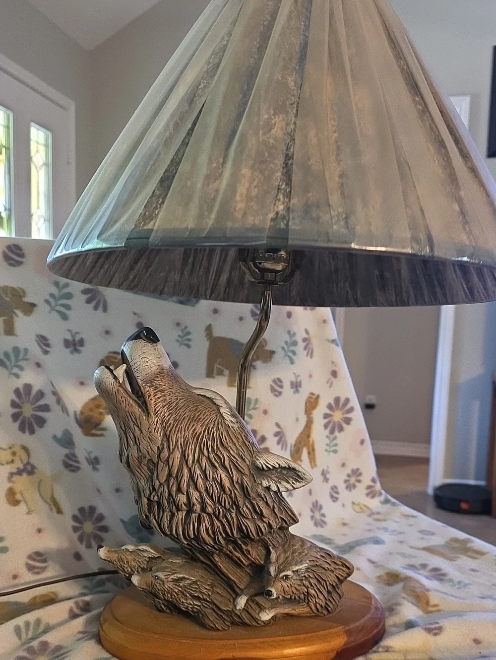 Rustic Howling Wolf And Pups Lamp